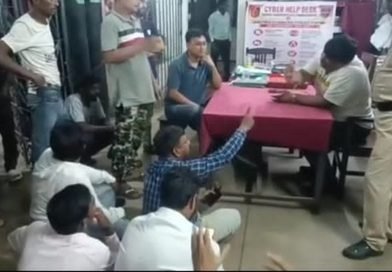 दो टोटो चालकों से पुलिस द्वारा मारपीट का आरोप, कुल्टी में पुलिस चौकी के अंदर बैठकर प्रदर्शन