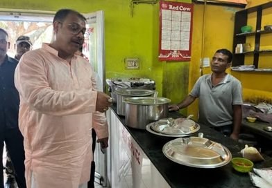 आसनसोल जिला अस्पताल में मरीजों को दिया जाने वाला खाना खाया भाजपा विधायक ने कैंटीन का किया निरीक्षण