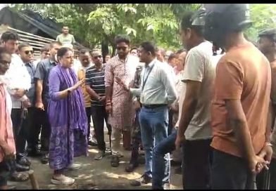 ৫ দিন বিদ্যুৎহীন এলাকা বার্নপুরে গিয়ে দ্রুত পরিষেবা চালুর নির্দেশ মন্ত্রী অগ্নিমিত্রা পালের