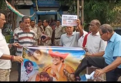 आसनसोल थाने में बागेश्वर बाबा के खिलाफ एफआईआर दर्ज करने की शिकायत  दुर्गापूजा और बंगाली संस्कृति को लेकर आपत्तिजनक टिप्पणी के विरोध में कांग्रेस का प्रदर्शन