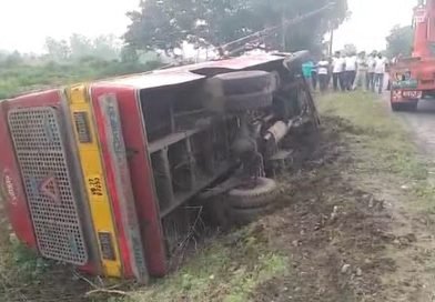 কুলটিতে মোটরবাইককে বাঁচাতে গিয়ে নিয়ন্ত্রণ হারিয়ে উল্টালো মিনিবাস, আহত মহিলা ও শিশু