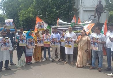 बंगालियों और दुर्गापूजा को लेकर टिप्पणी के विरोध में  आसनसोल में बागेश्वर बाबा के खिलाफ पोस्टर लेकर कांग्रेस का प्रदर्शन