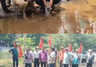 दुर्गापुर में बदहाल सड़क को लेकर विरोध  जमा पानी में मछली छोड़कर माकपा का प्रदर्शन, पूजा से पहले मरम्मत की मांग