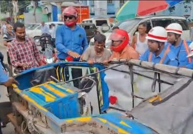 আসানসোলে নিয়ন্ত্রণ হারিয়ে উল্টালো টোটো  অল্পের জন্য রক্ষা যাত্রীদের