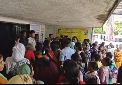 অন্নপূর্ণার টাকা না পেয়ে আসানসোলে এসডিও অফিসে মহিলাদের বিক্ষোভ, রাস্তা অবরোধ