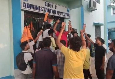 আসানসোলের কলেজে ছাত্রদের মধ্যে মারামারি  বহিরাগত জড়িত থাকার অভিযোগ, প্রিন্সিপালের পদত্যাগের দাবিতে এবিভিপির বিক্ষোভ