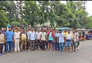 আসানসোলের জিটি রোডে টোটো চলাচলে নিষেধাজ্ঞা  চলছে না সংসার, কাজের দাবিতে রাস্তায় নেমে প্রতিবাদ চালকদের