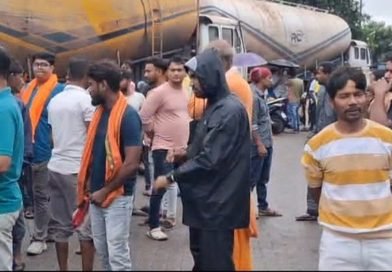স্থানীয়দের কাজের দাবিতে ডিপিএল গেটে বিজেপির অভিনব কর্মসূচি, বহিরাগত অস্থায়ী শ্রমিকদের না আসার অনুরোধ