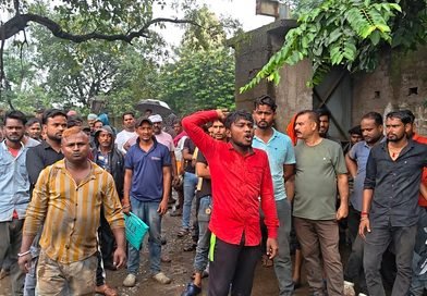 তিন মাসের বকেয়া বেতনের দাবিতে সালানপুরে অঞ্জনী রেলের সামনে শ্রমিকদের বিক্ষোভ, কতৃপক্ষের আশ্বাস