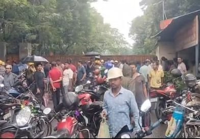 नौकरी जाने के बाद भी नहीं मिली नौकरी, बाहरी लोगों की नियुक्ति के आरोप में दुर्गापुर में फैक्ट्री का गेट बंद कर प्रदर्शन