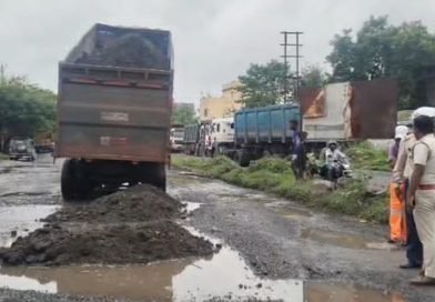 কুলটিতে বেহাল ইস্কো রোড  ট্রাফিক গার্ড পুলিশের উদ্যোগে গর্ত ভরাটের কাজ