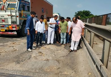 आसनसोल में 19 नंबर राष्ट्रीय राजमार्ग के पुल पर गड्ढे और बाहर निकली लोहे की छड़ें  जर्जर स्थिति का भाजपा विधायक ने किया निरीक्षण, मरम्मत का आश्वासन