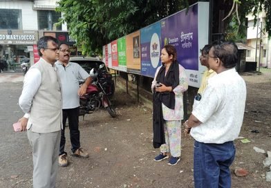 Asansol जब कमिश्नर को ही उतरना पड़े सड़क पर, तो सफाई विभाग किस काम का ?