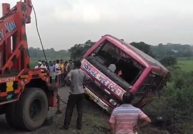 MINIBUS ACCIDENT: मोटरसाइकिल को बचाने के चक्कर में अनियंत्रित होकर पलटी, महिला और बच्चा घायल
