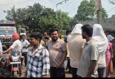 पांडवेश्वर में जिला परिषद की सड़क से गुजर रहे कोयला लदे ट्रक, दहशत में ग्रामीण; समाधान की मांग को लेकर विरोध प्रदर्शन और सड़क जाम