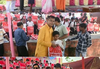 আসছে দুর্গাপূজো  বার্নপুরের আশ্রমে দুশোরও বেশি শিশুকে নতুন বস্ত্র দিল ” আসানসোল প্রগতি “