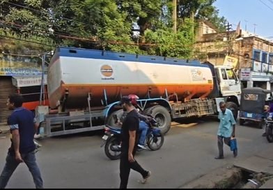 आसनसोल में सड़क के गड्ढे में पेट्रोल से भरा टैंकर फंसा, यातायात बाधित