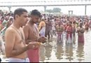 महालय पर बर्नपुर के दामोदर घाट पर तर्पण के लिए उमड़े लोग, पितरों की आत्मा की शांति के लिए की प्रार्थना