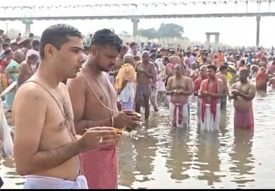 महालय पर बर्नपुर के दामोदर घाट पर तर्पण के लिए उमड़े लोग, पितरों की आत्मा की शांति के लिए की प्रार्थना