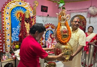 আসানসোলে কালীমন্দিরে চূড়া স্থাপনের অনুষ্ঠানে বিধায়ক