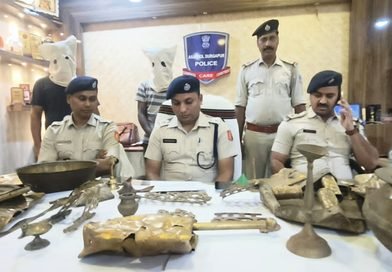 মন্দিরে চুরির অভিযোগে গ্রেফতার দুই, উদ্ধার সামগ্রী