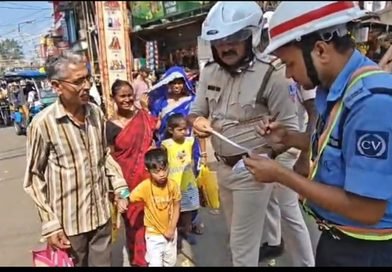 पूजा की भीड़ में बच्चों के लिए बराकर ट्रैफिक गार्ड पुलिस की अनोखी पहल  अभिभावकों के मोबाइल नंबर लिखी रिबन पहनाने की सलाह