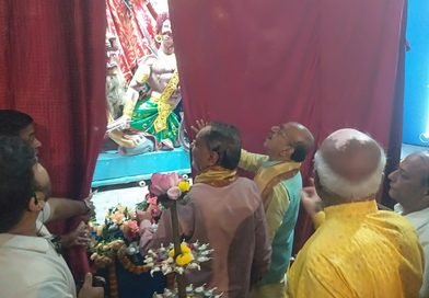 রাজনৈতিক মঞ্চ আলাদা  কুলটিতে দুর্গাপুজোর উদ্বোধনে একসঙ্গে মন্ত্রী ও প্রাক্তন তৃণমূল বিধায়ক
