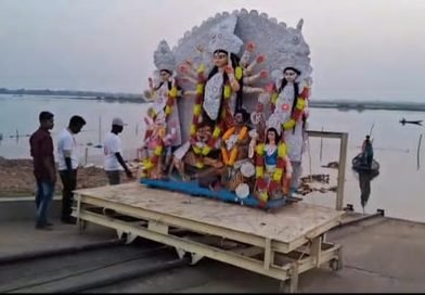 হাইড্রা নয়, দুর্গাপুরের দামোদর নদীতে আধুনিক হাইড্রোলিক পদ্ধতিতে প্রতিমা বিসর্জন