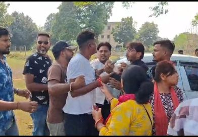 বিজয়ার ব্যানার ছিঁড়ে ফেলা নিয়ে দুর্গাপুরে উত্তেজনা  তৃণমূলের কোর কমিটির সদস্যের গোষ্ঠীর সাথে বিজেপির কর্মীদের সংঘর্ষ ও ধস্তাধস্তি