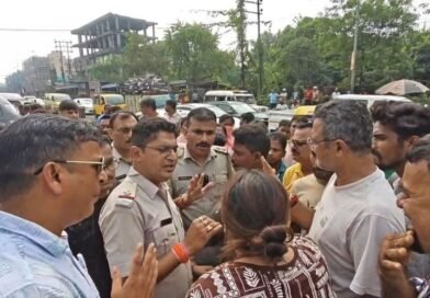 Asansol Accident डंपर की टक्कर से बाइक सवार गंभीर, सड़क जाम कर प्रदर्शन