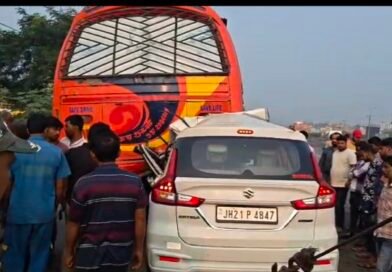 বাসের পিছনে চার চাকার সজোরে ধাক্কা, দুমড়েমুচড়ে গেল গাড়ি!  মৃত ২, গুরুতর জখম ৫